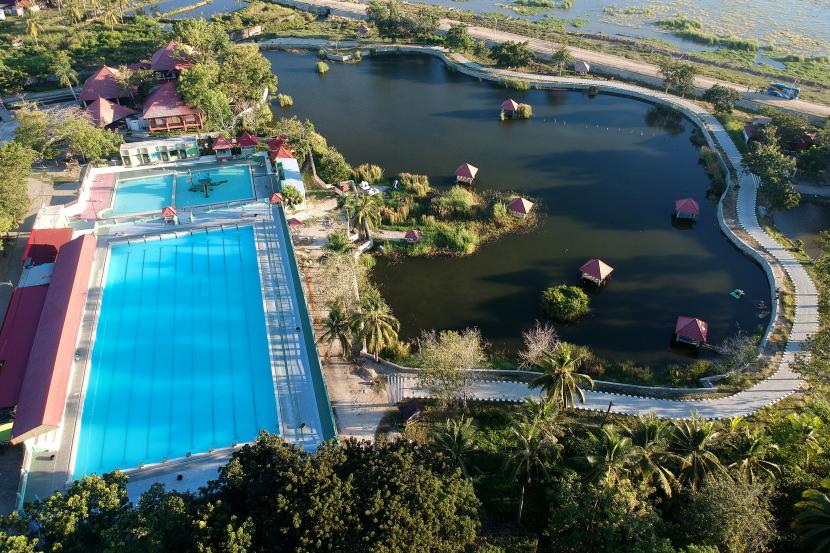 Foto udara suasana objek wisata Pentadio Resort yang sepi di Kabupaten Gorontalo, Gorontalo, Ahad (12/4/2020). Menteri Pariwisata dan Ekonomi Kreatif Wishnutama mengungkapkan, potensi hilangnya devisa sektor pariwisata tahun 2020 ini menyentuh 10 miliar dolar AS 