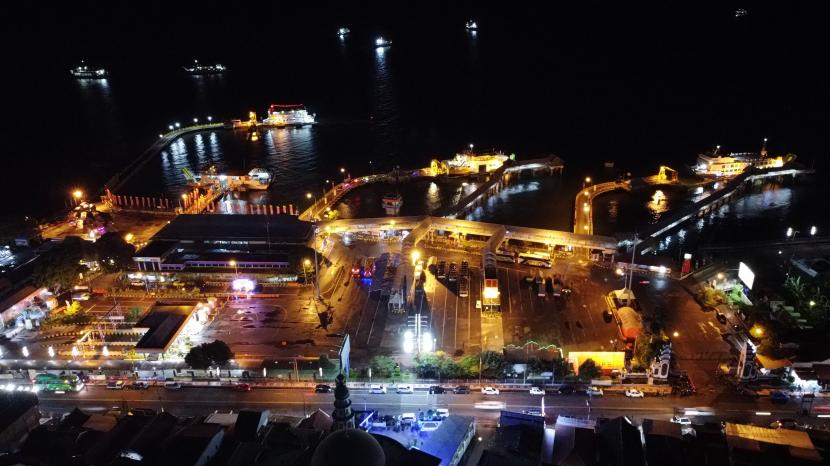 Foto udara suasana Pelabuhan Ketapang di Banyuwangi, Jawa Timur, Rabu (27/4/2022). Kemenhub minta operator mengantisipasi potensi antrean kendaraan ke pelabuhan.