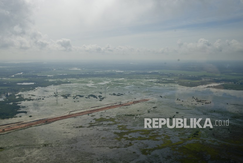 Foto udara suasana pembangunan jalan Tol Terbanggi Besar-Pematang Panggang di Mesuji, Lampung, Kamis (28/12).