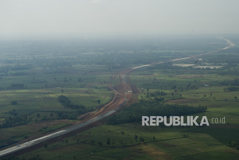 Foto udara suasana pembangunan jalan Tol Terbanggi Besar-Pematang Panggang di Lampung Tengah, Lampung, Kamis (28/12).