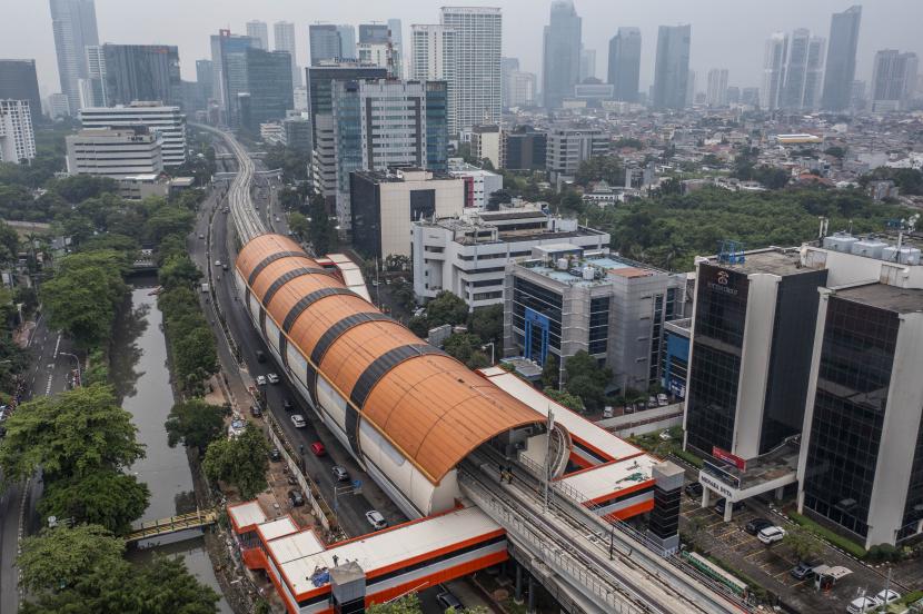 Foto udara suasana pembangunan proyek LRT Jabodebek di Kuningan, Jakarta, Kamis (22/9/2022). Kementerian Perhubungan (Kemenhub) saat ini masih terus membahas penentuan alokasi subsidi untuk operasional lintas rel terpadu (LRT) Jabodebek.