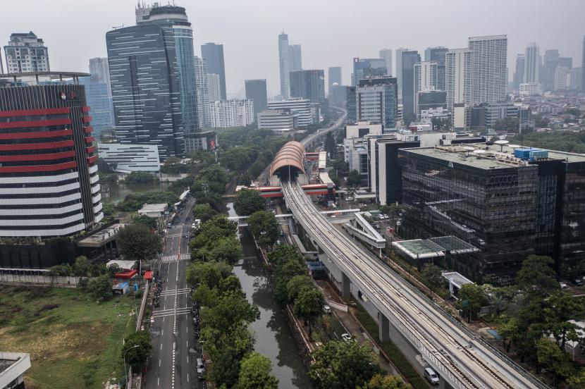 Foto udara suasana pembangunan proyek LRT (Light Rail Transit) Jabodebek di kawasan Kuningan, Jakarta (ilustrasi). Pembangunan LRT Jabodebek saat ini sudah masuk ke dalam tahap pengujian. 