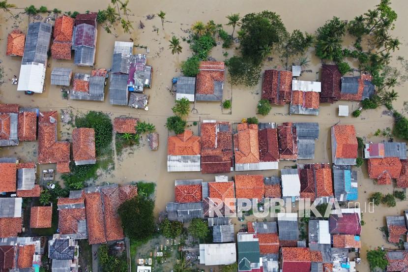 Foto udara suasana permukiman warga yang terendam banjir. November ini diperkirakan curah hujan berada dalam kategori menengah hingga tinggi. Ilustrasi.
