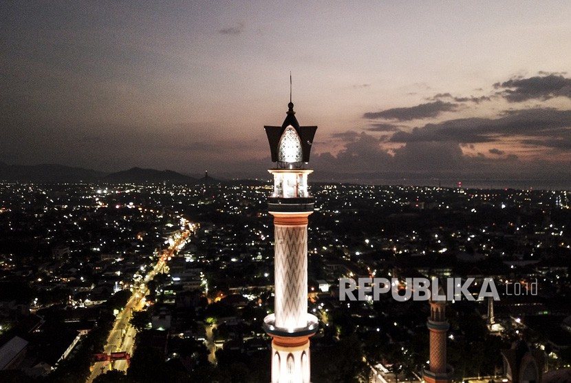 Foto udara suasana petang dengan gemerlap lampu listrik kota Mataram, NTB, Jumat (26/10/2018).