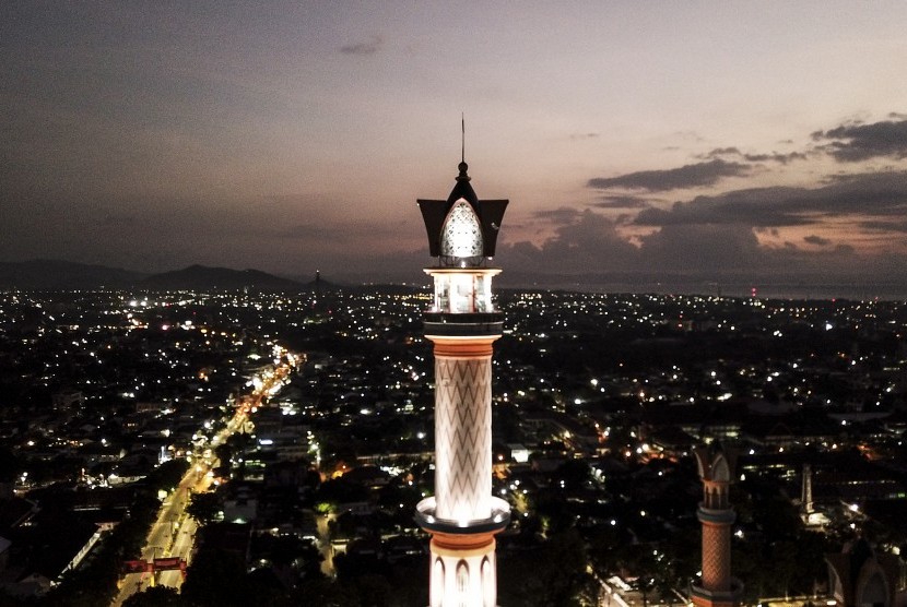 Foto udara suasana petang dengan gemerlap lampu listrik kota Mataram, NTB, Jumat (26/10/2018).