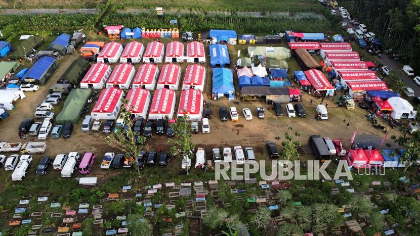Badan Nasional Penanggulangan Bencana (BNPB) mencatat warga mengungsi berjumlah 9.374 jiwa, dengan rincian laki-laki 4.576 jiwa dan perempuan 4.798 orang. (Foto: Posko pengungsian erupsi Gunung Semeru di Penanggal, Candipuro, Lumajang, Jawa Timur)
