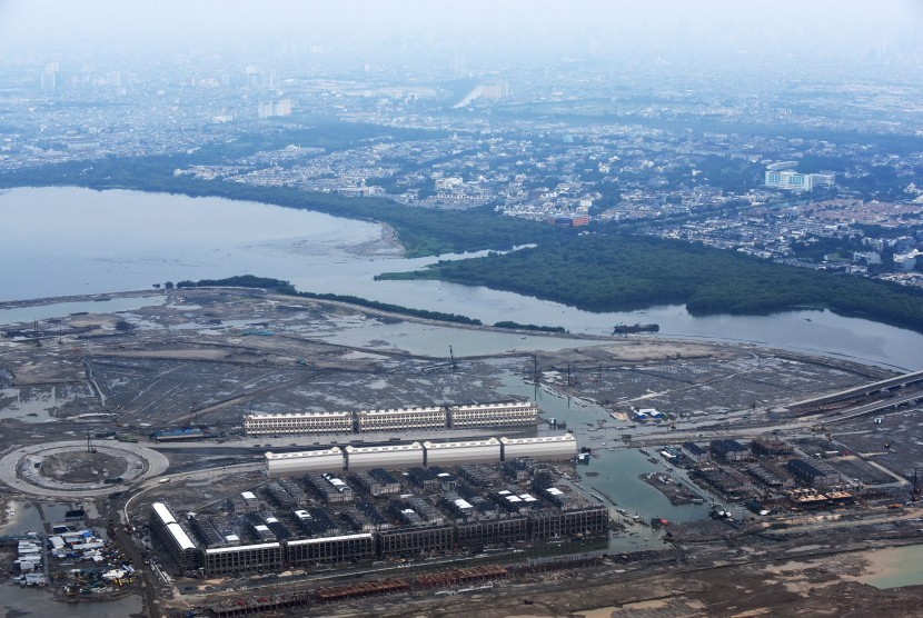 Foto udara suasana proyek pembangunan reklamasi Teluk Jakarta di Pantai Utara Jakarta, Minggu (28/2).