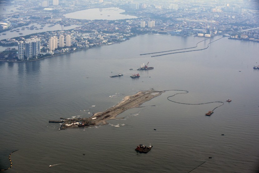 Foto udara suasana proyek pembangunan reklamasi Teluk Jakarta di Pantai Utara Jakarta, Minggu (28/2).
