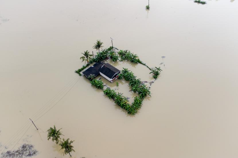 Foto udara suasana rumah warga yang terendam banjir di Desa Karangligar, Karawang, Jawa Barat. Puluhan rumah di Karawang, Jabar terendam banjir akibat meluapnya dua sungai.