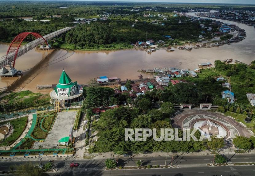 Foto udara suasana sepi di Taman Pasuk Kameloh (kiri) dan Taman Tugu Soekarno (kanan), Palangkaraya, Kalimantan Tengah.