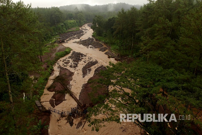 Foto udara Sungai Badeng, kawasan hutan pinus Songgon, Banyuwangi, Jawa Timur, Senin (25/6).