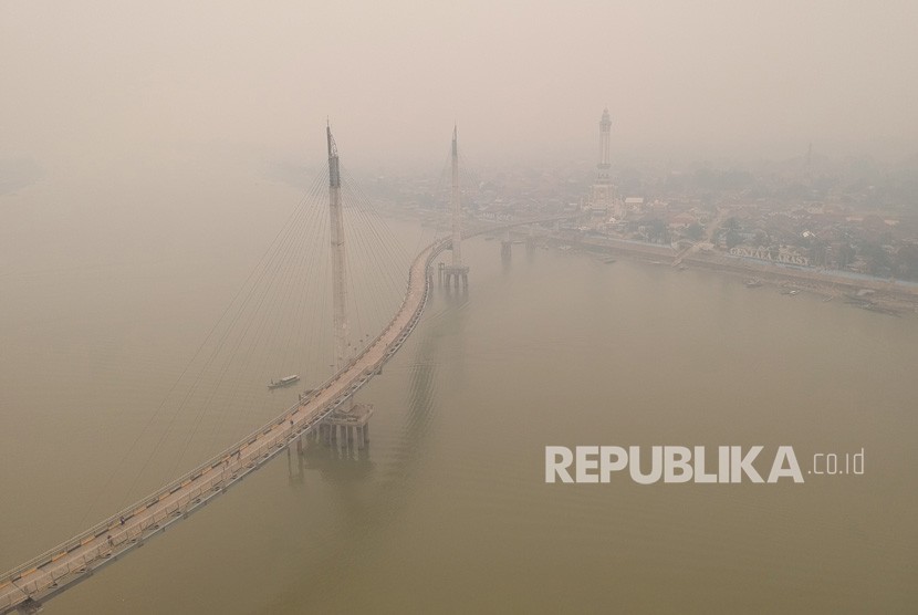 Foto udara Sungai Batanghari yang diselimuti kabut asap dari karhutla di Jambi, Sabtu (21/9/2019). 
