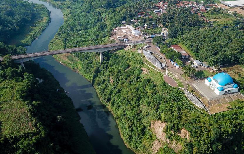 Foto udara Sungai Citarum yang menjadi perbatasan antara Kabupaten Bandung Barat dengan Kabupaten Cianjur di Haurwangi, Kabupaten Cianjur, Jawa Barat. 