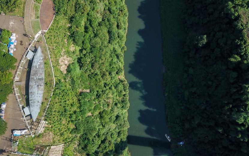 Foto udara Sungai Citarum yang menjadi perbatasan antara Kabupaten Bandung Barat dengan Kabupaten Cianjur. Indonesia serius mengembangan teknologi penangkapan dan penyimpanan karbon.