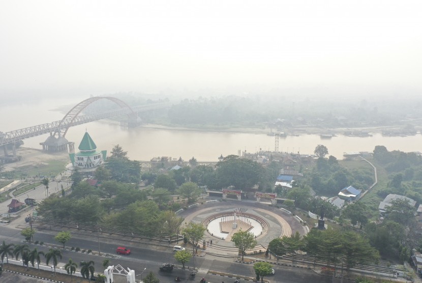 Foto udara Sungai Kahayan yang diselimuti kabut asap di Palangka Raya, Kalimantan Tengah.