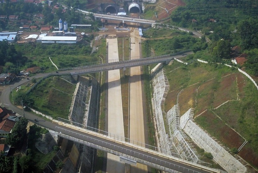 Foto udara terowongan kembar pada proyek pembangunan Jalan Tol Cileunyi-Sumedang-Dawuan (Cisumdawu) di Kabupaten Sumedang, Jawa Barat, Jumat (14/12/2018). 