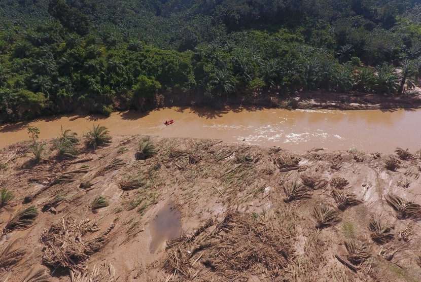 Foto udara tim Basarnas dan BNPB Bengkulu menyusuri sungai saat pencarian korban banjir bandang di sungai desa Talang Boseng Bengkulu Tengah, Bengkulu, Rabu (1/5/2019).