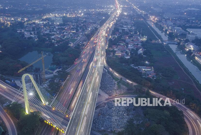 Foto Udara Tol Layang (Elevated) Jakarta-Cikampek (Japek) II di Tambun, Kabupaten Bekasi, Jawa Barat, Minggu (15/12/2019). 