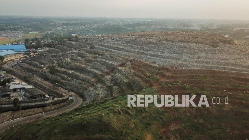 Foto udara Tempat Pembuangan Sampah Terpadu (TPST) Bantargebang, Kota Bekasi, Jawa Barat, Selasa (24/9/2021).
