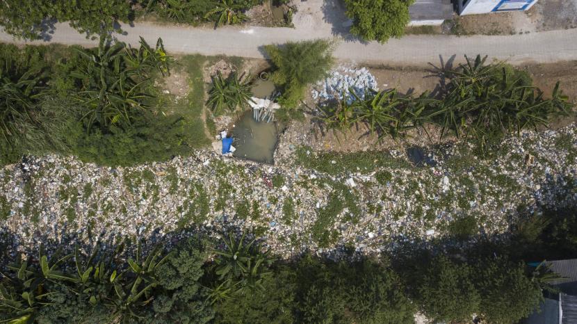 Foto udara tumpukan sampah di daerah aliran Kali Cikarang di Sukawangi, Kabupaten Bekasi, Jawa Barat, Rabu (27/7/2022). Menurut warga sampah plastik tersebut sudah tiga bulan menumpuk hingga 200 meter di sepanjang kali tersebut. 