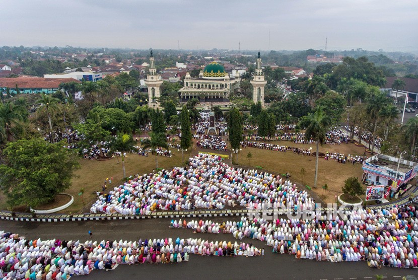 Foto udara umat muslim melaksanakan shalat Idul Adha di Alun-alun Ciamis, Jawa Barat, Ahad (11/8/2019).