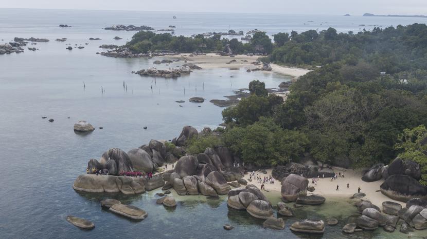 Foto udara wisatawan berlibur di Pantai Tanjung Tinggi, Belitung, Kepulauan Bangka Belitung, Sabtu (21/5/2022). Pertemuan tingkat Menteri Pembangunan G20 digelar di KEK pariwisata Belitung. Ilustrasi.