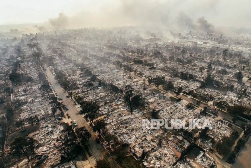 Foto udara yang mengambil suasana pasca kebakaran hebat di Los Angeles, Amerika Serikat, Rabu (8/1/2025).