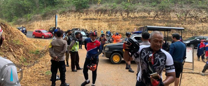Foto viral Wali Kota Malang dan rombongan pesepeda dihadang polisi di tempat wisata wilayah Kabupaten Malang, Ahad (19/9).
