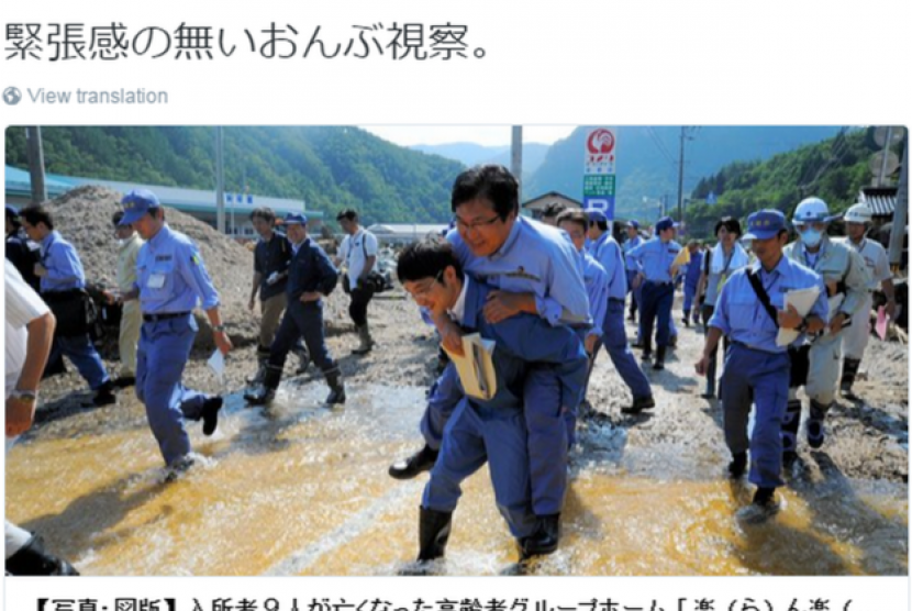 Foto Wakil Menteri Rekonstruksi Jepang Shunsuke Mutai digendong saat melintasi genangan air menuai kecaman di media sosial. 