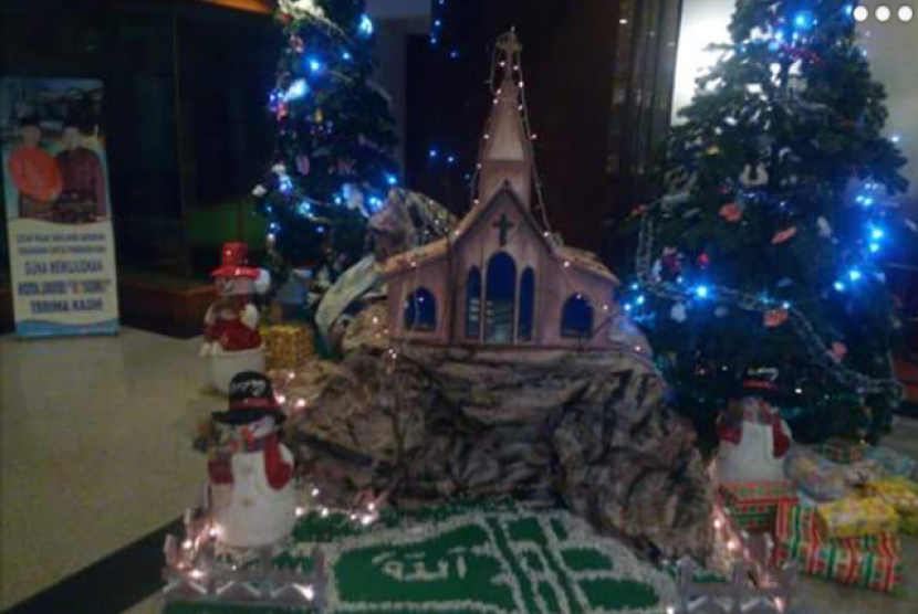 Foto yang diabadikan netizen memperlihatkan lafaz Allah dijadikan sebagai bagian dari dekorasi natal di Hotel Novita Jambi. Foto beredar di media sosial sejak Jumat (23/12) petang.