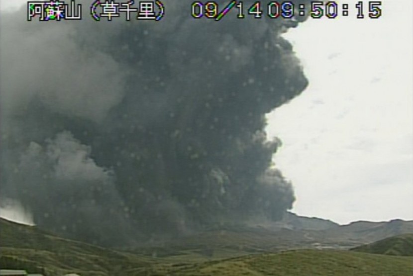 Foto yang diambil dari cuplikan citra yang diperoleh Japan Meteorological Agency memperlihatkan asap hitam yang keluar dari letusan Gunung Aso di Kyushu, Senin (14/9).