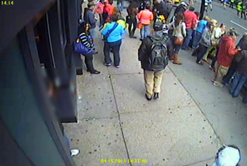  Foto yang diambil dari kamera pengintai dan dirilis oleh FBI pada Kamis (18/4), menunjukkan seorang tersangka yang diduga terkait dalam kasus pemboman di Boston, Senin (15/4) lalu.    (AP/FBI)