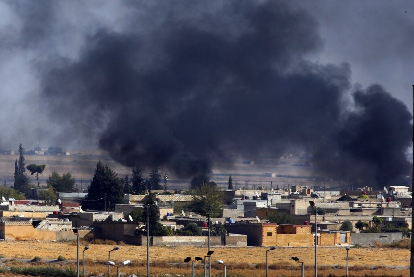 Foto yang diambil dari sisi Turki di perbatasan Turki-Suriah di Akcakale, Provinsi Sanliurfa menunjukkan asap membumbung usai serangan militer Turki, Kamis (10/10).