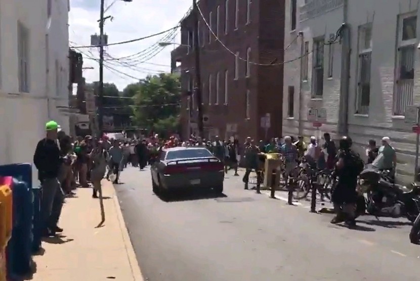 Foto yang diambil dari video milik Brennan Gilmore menunjukkan sebuah mobil yang baru saja menabrak demonstran di Charlottesville, Virginia, AS, Sabtu (12/8) waktu setempat. Setidaknya satu orang meninggal karena kejadian tersebut. 