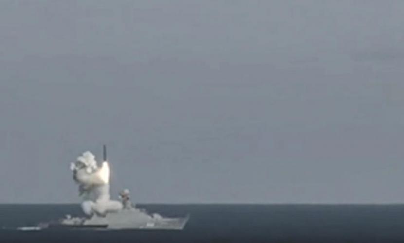  Foto yang diambil dari video terbitan layanan pers Kementerian Pertahanan Rusia menunjukkan sebuah kapal angkatan laut Rusia meluncurkan kapal permukaan domestik dan rudal antikapal yang diluncurkan dari kapal selam 3M54 Kalibr/Klub dalam latihan pasukan pencegahan strategis Rusia di Rusia, 19 Februari 2022. 