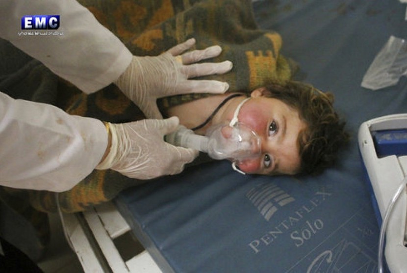 Foto yang diambil kelompok antipemerintah Suriah Edlib Media Center yang telah diautentifikasi menunjukkan dokter menangani seorang anak menyusul dugaan serangan kimia di Kota Khan Sheikhoun, Idlib, Suriah.
