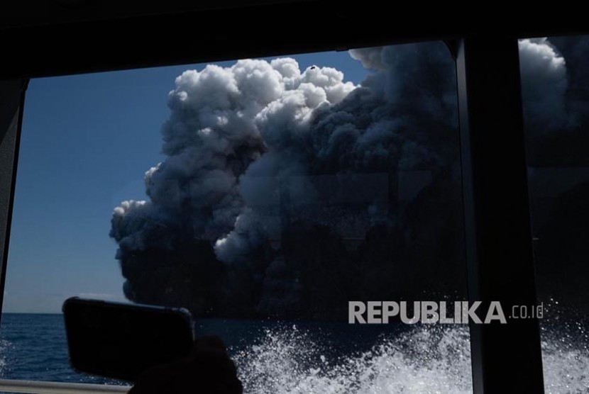 Foto yang diambil oleh  Michael Schade seorang wisatawan yang berada di lokasi Pulau Whakaari  menunjukkan detik-detik saat terjadi letusan di Gunung Berapi White Island Selandia Baru, Senin (9/12). 