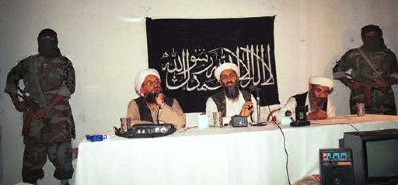 Foto yang diambil pada 1998 ini menunjukkan pemimpin Al-Qaidah, Osama bin Laden (tengah), ketika memberikan pengarahan kepada anak buahnya.
