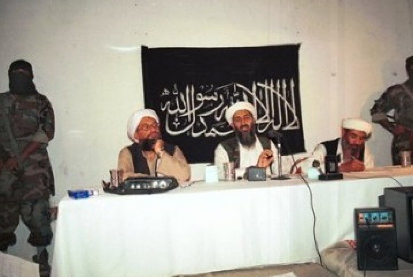 Foto yang diambil pada 1998 ini menunjukkan pemimpin Al-Qaidah, Osama bin Laden (tengah), ketika memberikan pengarahan kepada anak buahnya.