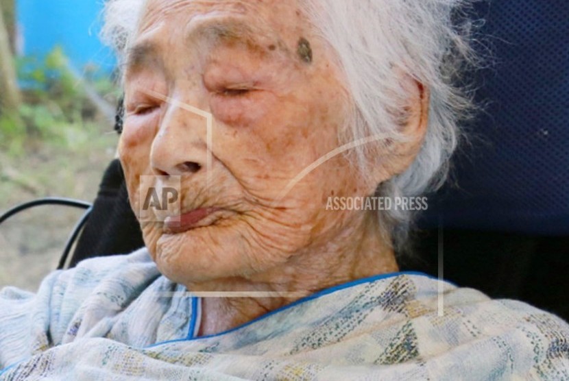  Foto yang diambil pada 2015 ini menunjukkan Nabi Tajima, perempuan asal Jepang yang tercatat sebagai orang tertua di dunia. Tajima meninggal di usia 117 tahun di rumah sakit kota Kikai, selatan Jepang, Sabtu (21/4) malam. 