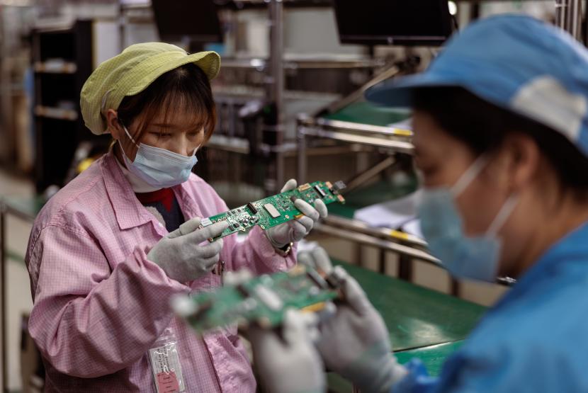 Foto yang diambil saat tur pers memperlihatkan karyawan yang bekerja di pabrik yang memproduksi PCB (papan sirkuit tercetak) dan komponen elektronik lainnya, di Wuxi, China, 21 Februari 2023. 