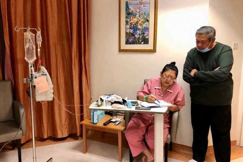 Foto Ani Yudhoyono mengenakan baju pasien National University Hospital Singapura yang dibagikan di akun Instagramnya