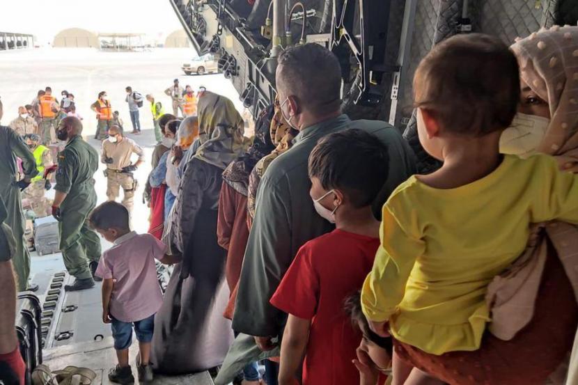  Foto yang dikeluarkan Kementerian Pertahanan Spanyol menunjukkan situasi dalam pesawat Spanyol di Dubai, UEA, Jumat (20/8). Pesawat Spanyol kedua sudah mengevakuasi total 110 warga Afganistan dari Kabul dan telah mendarat selamat di Dubai sebelum menuju Spanyol. 