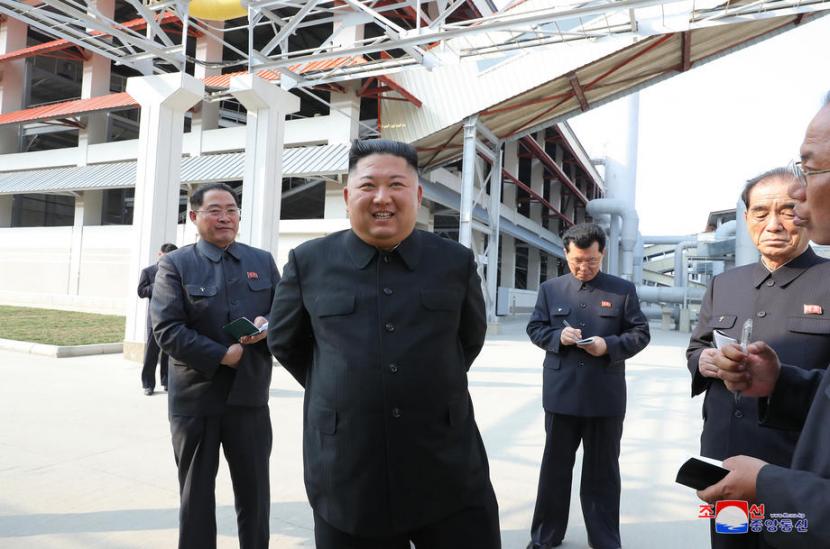  Foto yang dikeluarkan oleh Kantor Berita Korut (KCNA) memperlihatkan Kim Jong-un menghadiri pembukaan pabrik pupuk, Jumat (1/5), di Suchon, Korut. 