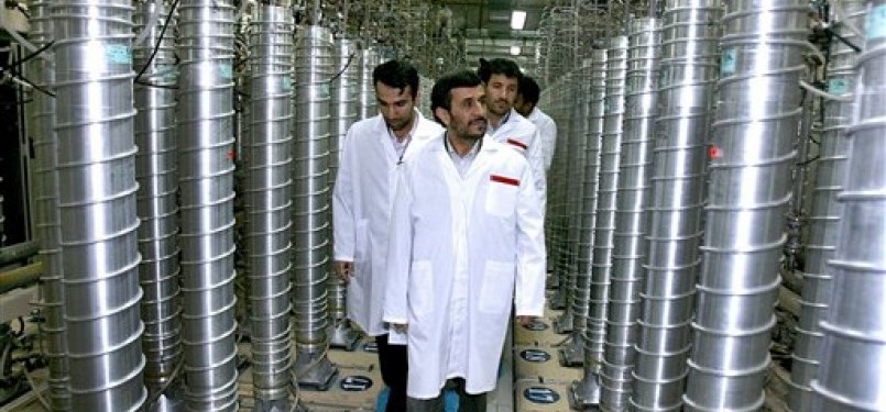 Foto yang dirilis 8 April 2008 ini memperlihatkan Presiden Iran Mahmoud Ahmadinejad (tengah) mengunjungi fasilitas pengayaan uranium Iran di Natanz, sekitar 322 km dari Teheran. 