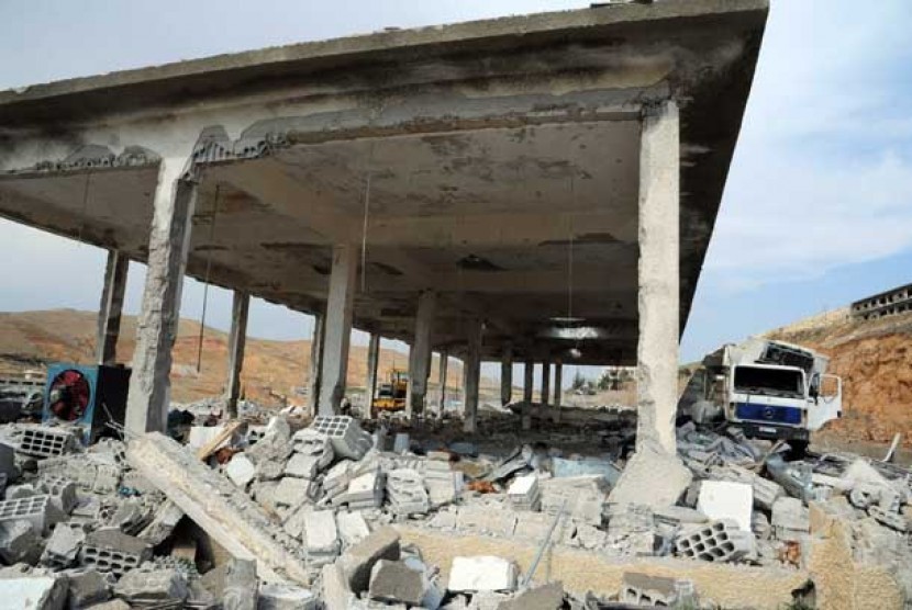 Foto yang dirilis kantor berita Suriah SANA menunjukkan bangunan yang hancur akibat serangan udara Israel, di Damaskus, Suriah, Ahad (5/5).