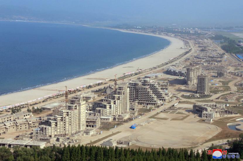 Foto yang dirilis Korean Central News Agency memperlihatkan pembangunan area wisata pantai Wonsan-Kalma. Wonsan menjadi simbol kekuasaan dinasti Kim di Korut.