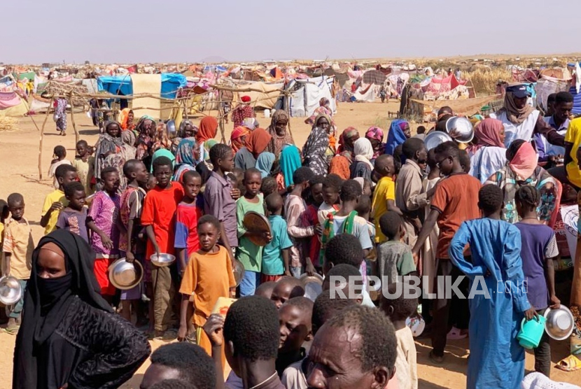Foto yang dirilis oleh Dewan Pengungsi Norwegia (NRC) ini menunjukkan keluarga-keluarga pengungsi dari el-Fasher di kamp pengungsian tempat mereka mencari perlindungan dari pertempuran antara pasukan pemerintah dan RSF, di Tawila, wilayah Darfur, Sudan, Jumat, 31 Oktober 2025.