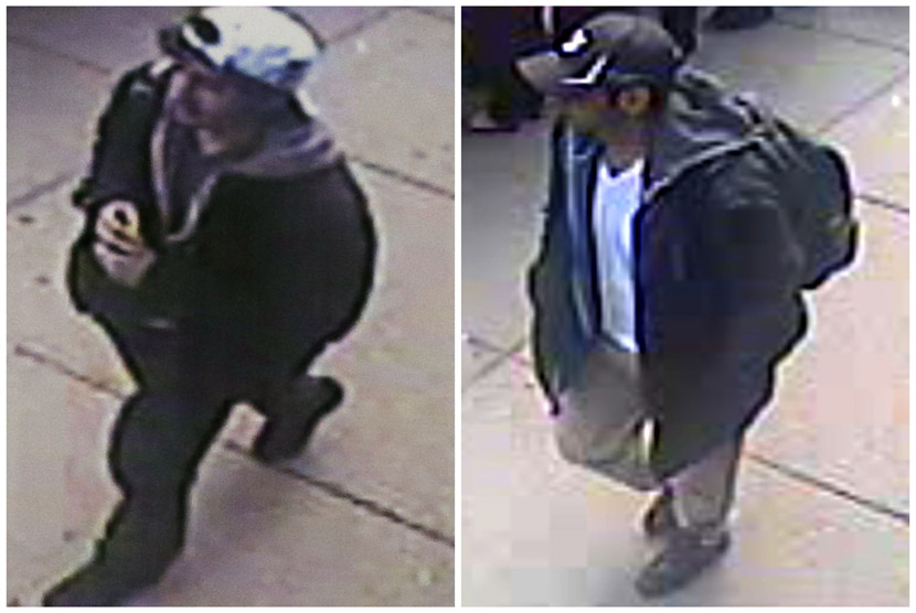  Foto yang dirilis oleh FBI pada Kamis (18/4), menunjukkan dua orang tersangka yang diduga terkait dalam kasus pemboman di Boston, Senin (15/4) lalu.    (AP/FBI)