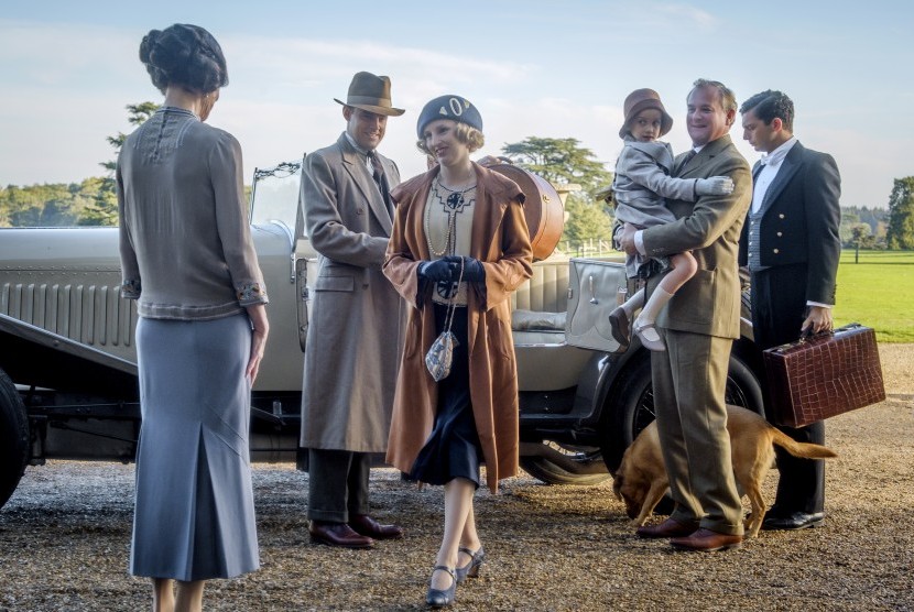  Foto yang dirilis oleh Focus Features menunjukkan Elizabeth McGovern, Harry Hadden-Paton, Laura Carmichael, Hugh Bonneville, dan Michael Fox dalam sebuah adegan dari film Downton Abbey. 